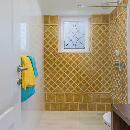 Apartman New!!! New Riva Luxury One - With Sunny Terrace & Big Garden *