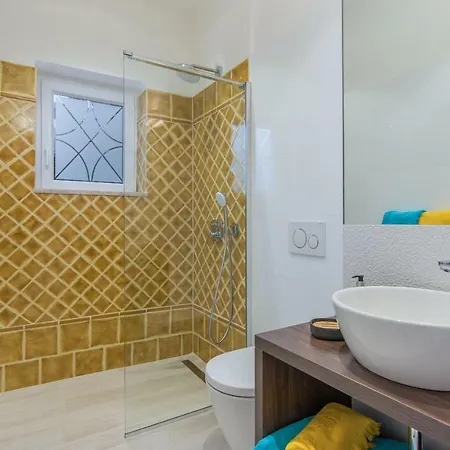 New!!! New Riva Luxury One - With Sunny Terrace & Big Garden * פורץ